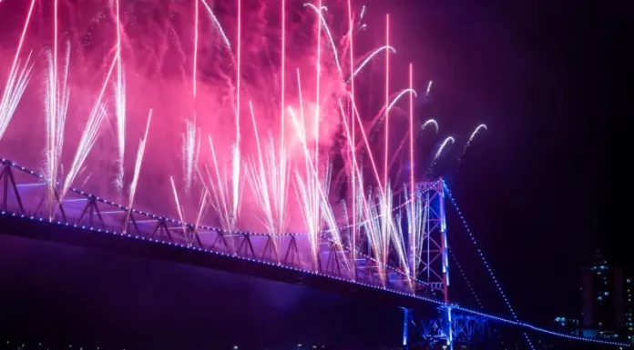 Sorriso Maroto é confirmado no Réveillon 2027 de Florianópolis Foto da Ponte Hercílio Luz com queima de fogos, onde será apresentação do Sorriso Maroto no Réveillon 2027