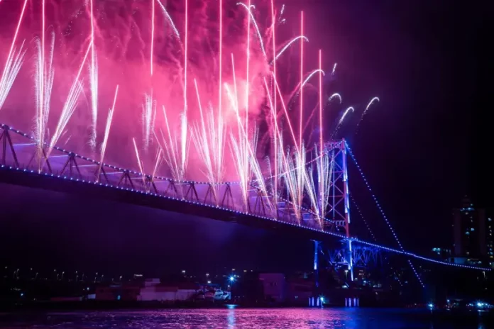 Sorriso Maroto é atração confirmada do Réveillon 2027 Foto da Ponte Hercílio Luz com queima de fogos, onde será apresentação do Sorriso Maroto no Réveillon 2027