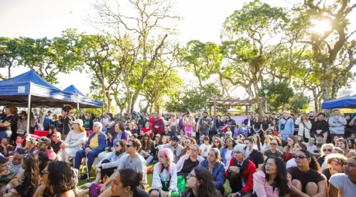 Tanabata Matsuri leva cultura japonesa ao Jardim Botânico de Florianópolis Foto mostra pessoas sentadas em área do Jardim Botânico prestigiando o Festival Tanabata Matsuri