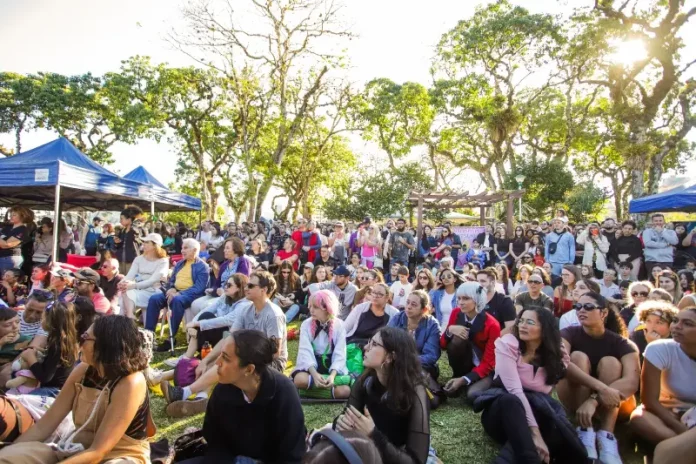 Tanabata Matsuri Foto mostra pessoas sentadas em área do Jardim Botânico prestigiando o Festival Tanabata Matsuri