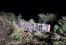 Ônibus com turistas paraguaios cai em ribanceira na SC-492 e deixa três mortos Ônibus com turistas paraguaios na SC-492
