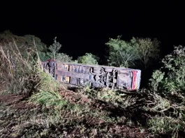 Ônibus com turistas paraguaios cai em ribanceira na SC-492 e deixa três mortos Ônibus com turistas paraguaios na SC-492