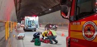 Equipe do CBMSC atendendo vítima de acidente no Túnel Antonieta de Barros, em Florianópolis