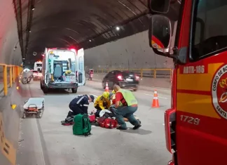 Equipe do CBMSC atendendo vítima de acidente no Túnel Antonieta de Barros, em Florianópolis