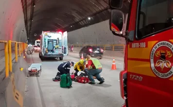 Equipe do CBMSC atendendo vítima de acidente no Túnel Antonieta de Barros, em Florianópolis