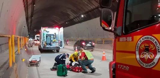 CBMSC atende mais de 20 acidentes no Túnel Antonieta de Barros em três anos Equipe do CBMSC atendendo vítima de acidente no Túnel Antonieta de Barros, em Florianópolis