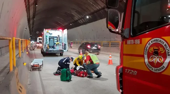 CBMSC atende mais de 20 acidentes no Túnel Antonieta de Barros em três anos Equipe do CBMSC atendendo vítima de acidente no Túnel Antonieta de Barros, em Florianópolis