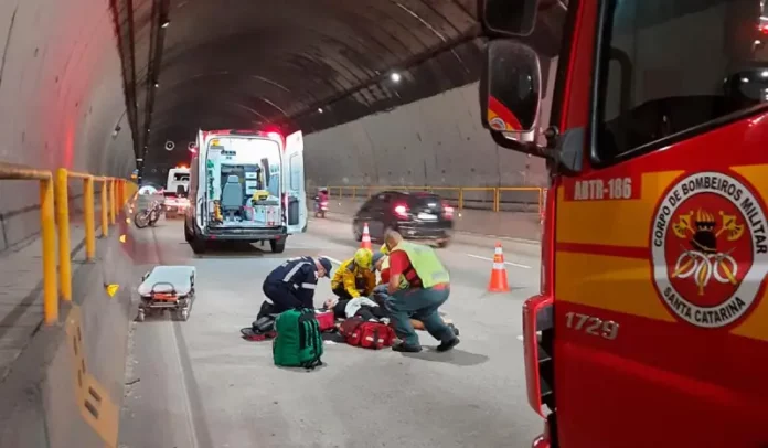 acidente túnel Antonieta de Barros Equipe do CBMSC atendendo vítima de acidente no Túnel Antonieta de Barros, em Florianópolis