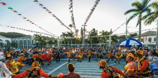 Grupo se apresentando no Arraiá da Freguesia em São José