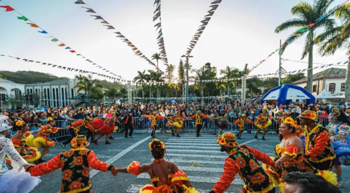 Arraiá da Freguesia terá shows, quadrilhas e atrações culturais em São José Grupo se apresentando no Arraiá da Freguesia em São José