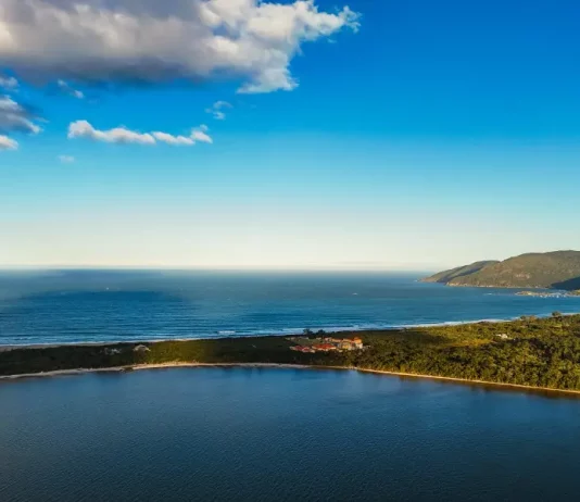 Florianópolis participa da campanha Go Blue pelo Dia Mundial de Prevenção do Afogamento Foto da Lagoa do Peri o nde inicia a programação do Go Blue