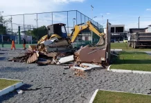 Construção irregular em área pública é demolida pela Prefeitura de São José Máquina da Prefeitura de São José demolindo construção irregular em Praça no bairro Forquilhinha