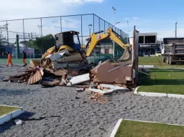 Construção irregular em área pública é demolida pela Prefeitura de São José Máquina da Prefeitura de São José demolindo construção irregular em Praça no bairro Forquilhinha