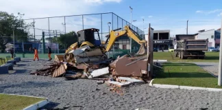Máquina da Prefeitura de São José demolindo construção irregular em Praça no bairro Forquilhinha