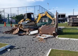 Construção irregular em área pública é demolida pela Prefeitura de São José Máquina da Prefeitura de São José demolindo construção irregular em Praça no bairro Forquilhinha