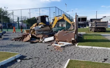 Construção irregular em área pública é demolida pela Prefeitura de São José Máquina da Prefeitura de São José demolindo construção irregular em Praça no bairro Forquilhinha