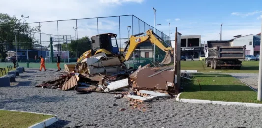 Construção irregular em área pública é demolida pela Prefeitura de São José Máquina da Prefeitura de São José demolindo construção irregular em Praça no bairro Forquilhinha
