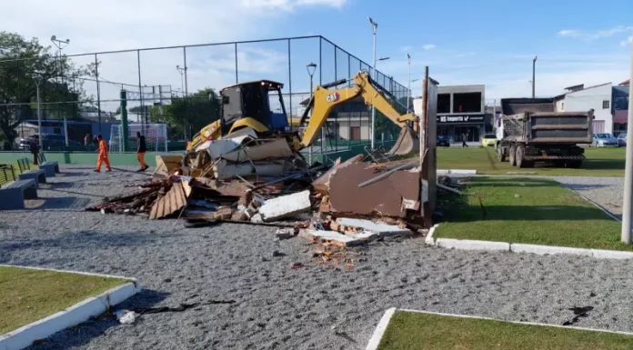 Construção irregular em área pública é demolida pela Prefeitura de São José Máquina da Prefeitura de São José demolindo construção irregular em Praça no bairro Forquilhinha