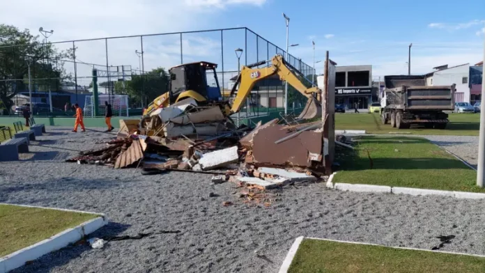 construção irregular Máquina da Prefeitura de São José demolindo construção irregular em Praça no bairro Forquilhinha