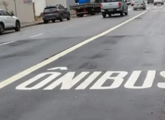 São José inicia fiscalização da faixa exclusiva para ônibus na Avenida Kennedy Foto da faixa exclusiva para ônibus na Av. Presidente Kennedy