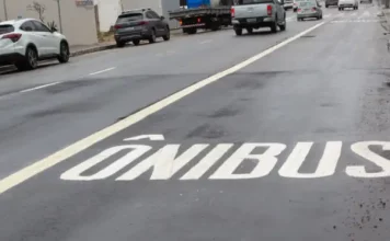 Foto da faixa exclusiva para ônibus na Av. Presidente Kennedy