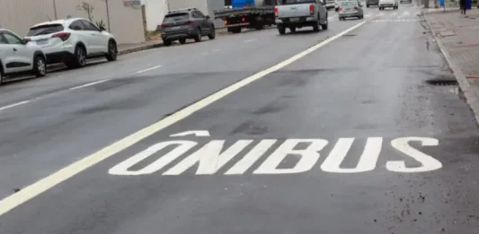 São José inicia fiscalização da faixa exclusiva para ônibus na Avenida Kennedy Foto da faixa exclusiva para ônibus na Av. Presidente Kennedy