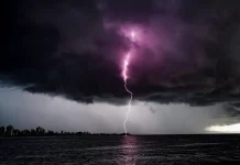Influência do El Niño eleva temperaturas e amplia risco de temporais em SC Raio ilumina o céu durante tempestade sobre o litoral de Santa Catarina, ilustrando a previsão de temporais associados à influência do El Niño
