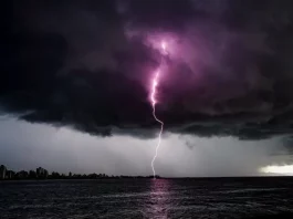 Influência do El Niño eleva temperaturas e amplia risco de temporais em SC Raio ilumina o céu durante tempestade sobre o litoral de Santa Catarina, ilustrando a previsão de temporais associados à influência do El Niño