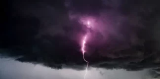 Raio ilumina o céu durante tempestade sobre o litoral de Santa Catarina, ilustrando a previsão de temporais associados à influência do El Niño