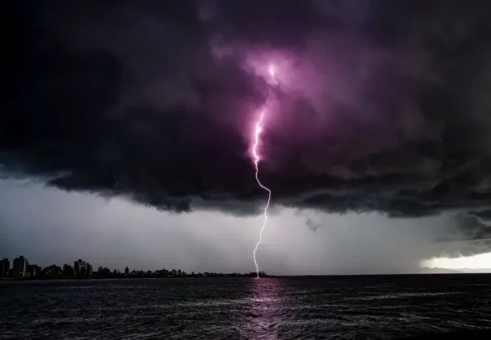 Raio ilumina o céu durante tempestade sobre o litoral de Santa Catarina, ilustrando a previsão de temporais associados à influência do El Niño