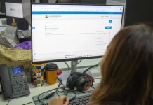 Prazo para solicitar isenção do IPTU em São José termina na quinta-feira (31) Servidora da prefeitura de São José olhando a tela de computador para solicitação de isenção do IPTU