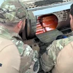 Motorista paraguaio é preso com 581 quilos de maconha na BR-282 em Xanxerê Agentes da PRF retirando as drogas de compartilhamento em caminhão qu resultou na prisão de um motorista paraguaio