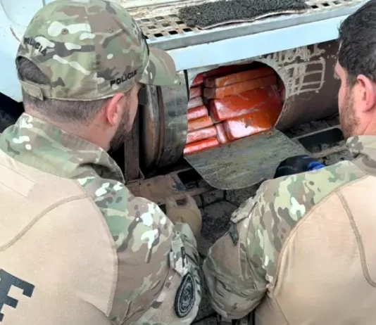 Agentes da PRF retirando as drogas de compartilhamento em caminhão qu resultou na prisão de um motorista paraguaio