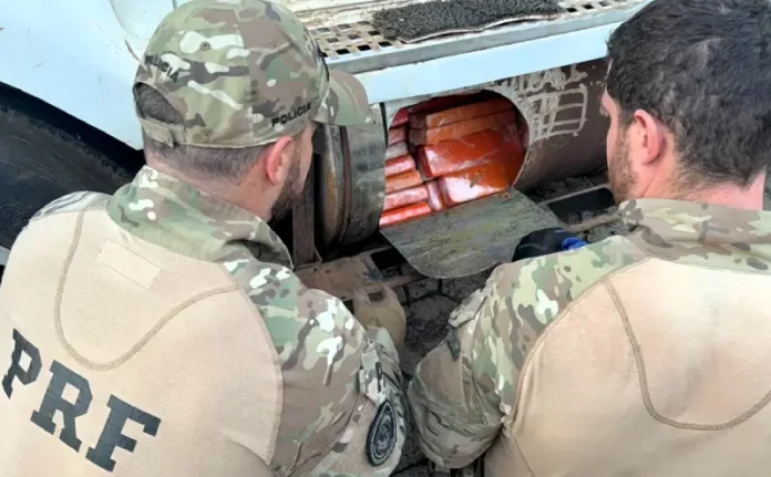 motorista paraguaio preso com maconha Agentes da PRF retirando as drogas de compartilhamento em caminhão qu resultou na prisão de um motorista paraguaio