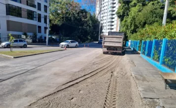Florianópolis executa novas obras viárias para melhorar o fluxo de veículos Foto de obras de pavimentação em Florianópolis