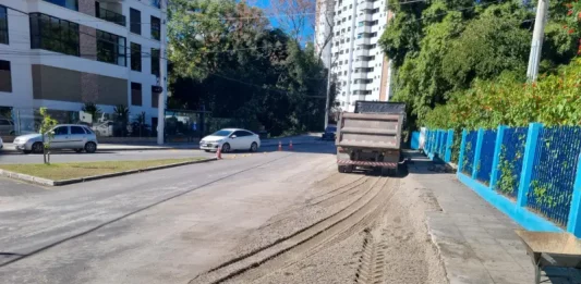 Florianópolis executa novas obras viárias para melhorar o fluxo de veículos Foto de obras de pavimentação em Florianópolis