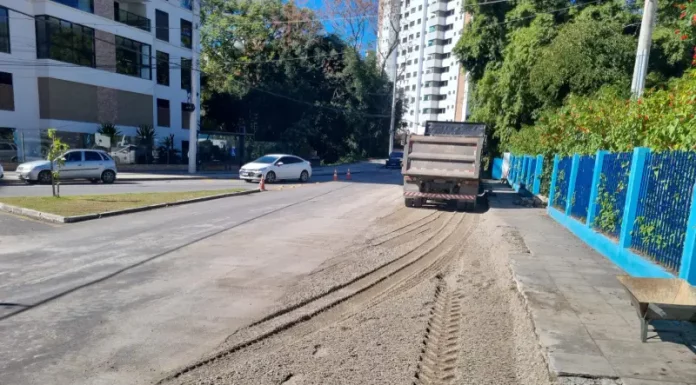 Foto de obras de pavimentação em Florianópolis