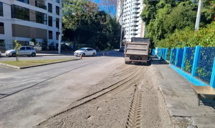 Foto de obras de pavimentação em Florianópolis