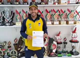 Paratleta de São José é convocado para o Pan-Americano de Atletismo Paratleta de São José, Diogo Trindade segurando a convocação para o Pan-Americano de Atletismo