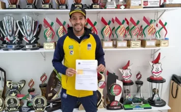 Paratleta de São José é convocado para o Pan-Americano de Atletismo Paratleta de São José, Diogo Trindade segurando a convocação para o Pan-Americano de Atletismo