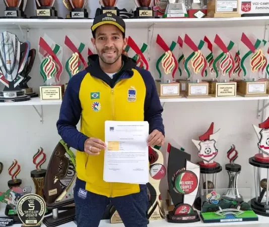 Paratleta de São José é convocado para o Pan-Americano de Atletismo Paratleta de São José, Diogo Trindade segurando a convocação para o Pan-Americano de Atletismo
