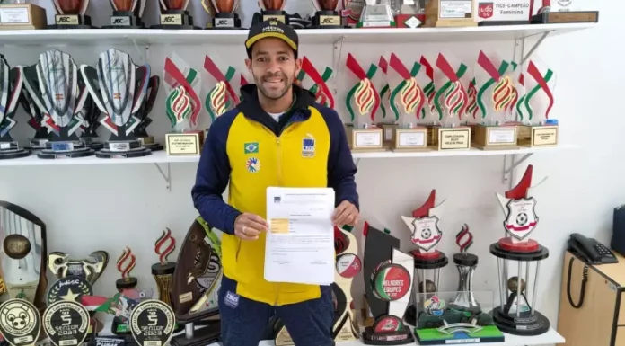 Paratleta de São José é convocado para o Pan-Americano de Atletismo Paratleta de São José, Diogo Trindade segurando a convocação para o Pan-Americano de Atletismo