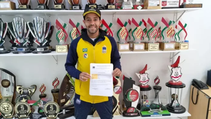 paratleta de São José, Diogo Trindade Paratleta de São José, Diogo Trindade segurando a convocação para o Pan-Americano de Atletismo