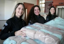 Polícia Penal entrega mantas confeccionadas por detentas à Maternidade Carmela Dutra Agentes da Polícia Penal entregando mantas na maternidade Carmela Dutra