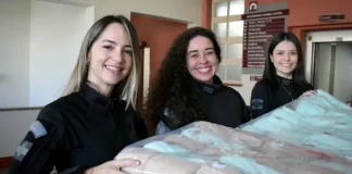Agentes da Polícia Penal entregando mantas na maternidade Carmela Dutra