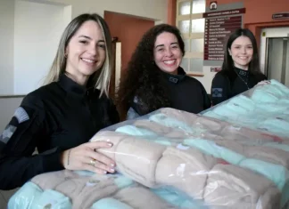 Polícia Penal entrega mantas confeccionadas por detentas à Maternidade Carmela Dutra Agentes da Polícia Penal entregando mantas na maternidade Carmela Dutra