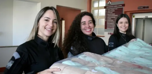 Polícia Penal entrega mantas confeccionadas por detentas à Maternidade Carmela Dutra Agentes da Polícia Penal entregando mantas na maternidade Carmela Dutra