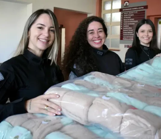Polícia Penal entrega mantas confeccionadas por detentas à Maternidade Carmela Dutra Agentes da Polícia Penal entregando mantas na maternidade Carmela Dutra
