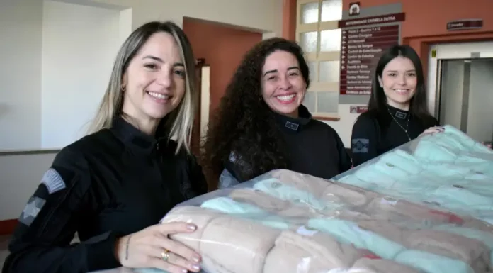 Polícia Penal entrega mantas confeccionadas por detentas à Maternidade Carmela Dutra Agentes da Polícia Penal entregando mantas na maternidade Carmela Dutra
