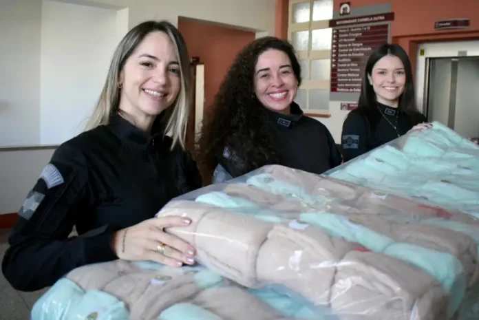 polícia penal entrega mantas Agentes da Polícia Penal entregando mantas na maternidade Carmela Dutra